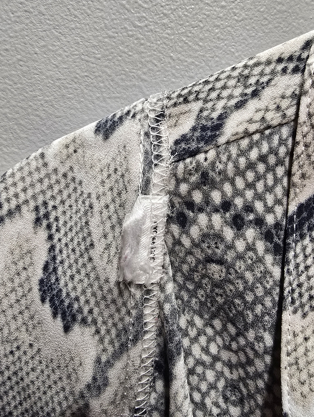 Express Portofino Womens Medium Button Blouse Shirt White Gray Snake Skin Print - Picture 4 of 4